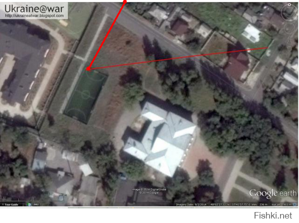 вот не поленился и сгонял на цензор. Нашел там эту статью. Там есть красивые картинки с полетом снаряда. Например вот такая. Суть картинка объясняет верно. Снаряд прилетел между двумя стойками, не сломав не одну. Т.е. примерная траектория вычисляется от центра воронки к каждому из столбов. И на сайте цензора все правильно. Но дальше начинается веселье.