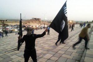 Боевики Исламского Государства разгромили древний ассирийский город

Боевики террористической группировки «Исламское государство» уничтожили развалины древнего ассирийского города Нимруд на территории Ирака, сообщает иракское министерство по делам туризма и исторических памятников.

«ИГ сравняла с землей исторический город Нимруд с помощью тяжелой техники», - цитирует РИА Новости заявление ведомства в соцсети Facebook.
Нимруд был основан в XIII веке до нашей эры Салманасаром I и спустя 400 лет во время царствования Ашшур-нацир-апала II стал столицей Ассирии. В 612 году до нашей эры был разрушен мидийцами и халдеями. Раскопки на руинах, расположенных юго-восточнее города Мосул, ведутся с середины XIX века и принесли много важных находок. Вторжение американских войск в 2003 году привело к крупным разрушениям на месте древнего города.

В конце февраля в интернете появилось видео, на котором боевики уничтожают скульптуры доисламской эпохи, хранившиеся в музее города Мосул на севере Ирака. Вскоре после этого ЮНЕСКО призвала к экстренному заседанию Совета безопасности ООН по вопросу сохранения культурного наследия в Ираке. Глава организации также направила послание в Международный уголовный суд (МУС).

Группировка «Исламское государство», насчитывающая, по данным ЦРУ, около 30 тысяч боевиков, провозгласила на захваченных территориях халифат и стремится и далее расширять свои владения, на которых чинит расправу над инакомыслящими, а также уничтожает или распродаёт исторические ценности. Так, археологические находки из Сирии сбываются на чёрном рынке для пополнения кассы террористической организации.