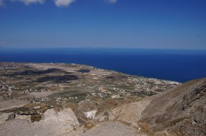 Первые фото - для рекламных буклетов, а вторые туристические. Есть же посты подобные про отели на фишках. 
Но от этого места не становятся хуже. Стоит приехать и посмотреть своими глазами.
Санторини - фотка над портом. Эх, красотень. Летом 14-го бывал. Взял квадрик на двое суток и объездил просто весь остров. Там действительно красиво.