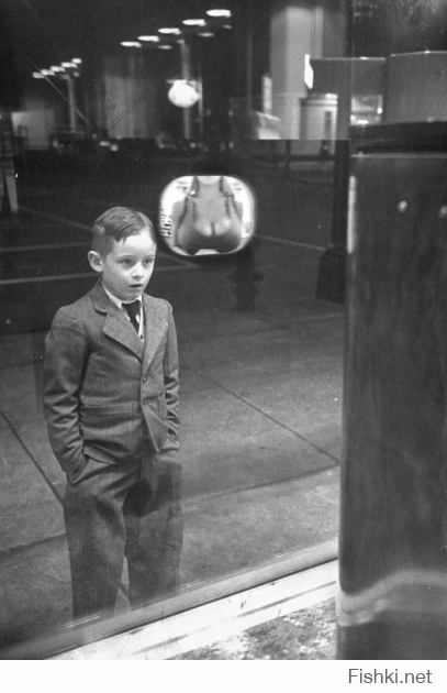 " Мальчик в первый раз в жизни видит телевизор на витрине магазина, 1948 год ". :) ;)