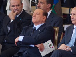 1. Итальянскому премьер-министру Сильвио Берлускони удалось поспать с гордо поднятой головой за спиной спикера итальянского Сената Ренато Шифани во время военного парада 2011 года в Риме.
2. Спящий британский премьер-министр Гордон Браун попал в кадр во время заседания Совета безопасности ООН в апреле 2008 года в Нью-Йорке.
3. Бывший президент Кубы Фидель Кастро задремал во время заседания 6-го конгресса кубинской коммунистической партии в апреле 2011 года в Гаване.
4. Президента Австрии Хайнца Фишера сон сморил во время церемонии, посвященной памяти жертв насилия и расизма, состоявшейся в австрийском парламенте в Вене в мае 2012 года.
5. Королева Елизавета заснула во время мероприятия в университетском госпитале в Дюссельдорфе, ноябрь 2004 года.
6. А это премьер-министр Японии Синдзо Абэ и министр финансов Японии Таро Асо. Они устроили совместный тихий час во время заседания бюджетного комитета в Токио в феврале 2013 года.
7. Президента Франции Франсуа Олланда сфотографировали дремлющим в Елисейском дворце в январе 2014 года.
8. Это опять премьер-министр Синдзо Абэ и опять заседание бюджетного комитета, только на этот раз 2015 год (2 февраля). Видимо, обсуждение бюджета Японии можно прописывать как снотворное.
9. Вице-президенту США Джо Байдену удалось поспать во время торжественных проводов министра внутренней безопасности США Джанет Наполитано 6 сентября 2013 года в Вашингтоне.
10. Барак Обама (сенатор на тот момент) не смог побороть сон во время заседания комитета по международным отношениям.
11. Президент Уганды Йовери Мусевени заснул во время приветственной речи на конференции по Сомали в Лондоне, май 2013 года.
12. Бывший глава Национальной ассамблеи Франции Бернар Аккуайе борется со сном во время дебатов в феврале 2013 года.
13. Президент Кубка Африканских наций Мвузо Мбебе прикорнул во время пресс-конференции Кубка в 2013 году.
14. Министр бюджета Франции Жером Каюзак не проиграл борьбу со сном во время еженедельного заседания правительства в марте 2013 года.
15. Конечно же, наша подборка не была бы полной без «спящего красавца» российской политики — Дмитрия Медведева. Этот кадр, сделанный во время церемонии открытия Олимпиады в прошлом году, всколыхнул интернет.
16. В следующий раз Морфей смежил веки премьера в марте 2014-го, во время выступления Владимира Путина по поводу принятия Крыма в состав России.
17. А это стоп-кадр с трансляции обращения Путина к Федеральному собранию 4 декабря 2014 года.