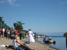 на Байкал даже свадьбы приезжают (Листвянка) 
Есть даже настоящая подводная лодка
Гаражи очень похожи на автомобильные