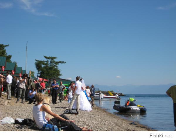 на Байкал даже свадьбы приезжают (Листвянка) 
Есть даже настоящая подводная лодка
Гаражи очень похожи на автомобильные