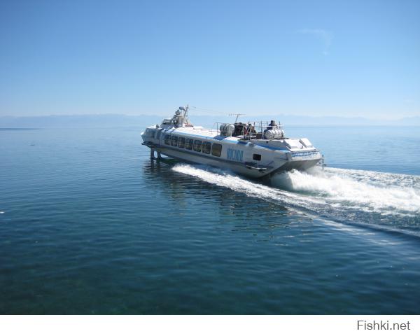 на Байкал даже свадьбы приезжают (Листвянка) 
Есть даже настоящая подводная лодка
Гаражи очень похожи на автомобильные