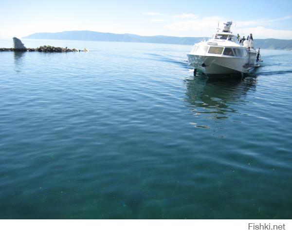 на Байкал даже свадьбы приезжают (Листвянка) 
Есть даже настоящая подводная лодка
Гаражи очень похожи на автомобильные