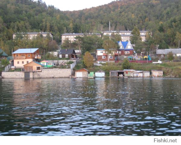 на Байкал даже свадьбы приезжают (Листвянка) 
Есть даже настоящая подводная лодка
Гаражи очень похожи на автомобильные
