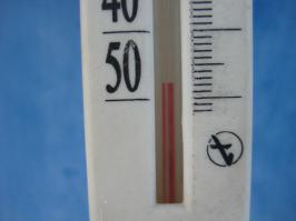 Какое пиво на улице ? тут водку с подоконника вытащил она замерзла.
Термометр фотографировал немного позже (уже слегка прогрелось на улице),
На фото: бутылка и  горловина бутылки