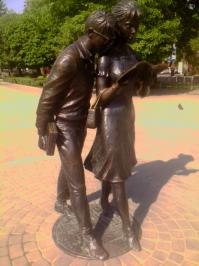 Памятник троице в Иркутске, и Шурику в Краснодаре