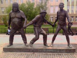 Памятник троице в Иркутске, и Шурику в Краснодаре