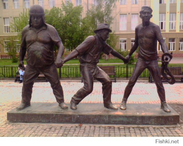 Памятник троице в Иркутске, и Шурику в Краснодаре
