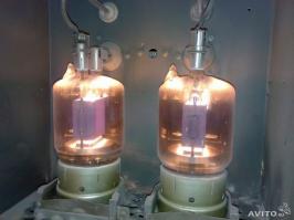 ГУ-80 большая лампа и ГУ 50 за динамиком. чел увидел впервые радиолампу ?