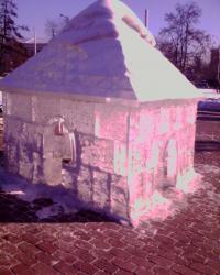 зато у них вот такие выставки. а на самом деле не так уж и холодно в их минус.
я после баньки сам в снегу купался в минус 33 ! когда узнал какая температура была .......  сам охренел. По ощущениям нашим было не ниже 10-15мороза