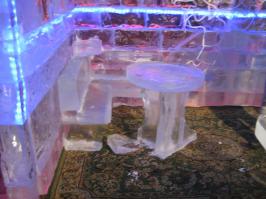 зато у них вот такие выставки. а на самом деле не так уж и холодно в их минус.
я после баньки сам в снегу купался в минус 33 ! когда узнал какая температура была .......  сам охренел. По ощущениям нашим было не ниже 10-15мороза