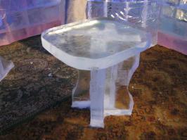 зато у них вот такие выставки. а на самом деле не так уж и холодно в их минус.
я после баньки сам в снегу купался в минус 33 ! когда узнал какая температура была .......  сам охренел. По ощущениям нашим было не ниже 10-15мороза