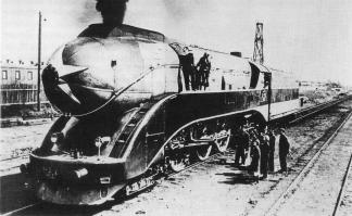 Паровоз 2-3-2В (тип 2-3-2 Ворошиловградского завода; заводской номер — № 6998) — опытный советский скоростной паровоз типа 2-3-2, спроектированный и построенный в 1938 году на Ворошиловградском паровозостроительном заводе под руководством инженера Д. В. Львова. Предназначался для вождения курьерских поездов. Обозначения серии данный паровоз не получил, 2-3-2В — основное его обозначение в литературе, в том числе и справочниках по локомотивному парку. 

Вагон-церковь сооружена на Путиловском железоделательном заводе в ознаменования рождения Великой Княжны Ольги Николаевны. Освящение церкви произошло 14 ноября 1895 года в день святого крещения Великой Княжны.