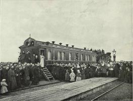 Паровоз 2-3-2В (тип 2-3-2 Ворошиловградского завода; заводской номер — № 6998) — опытный советский скоростной паровоз типа 2-3-2, спроектированный и построенный в 1938 году на Ворошиловградском паровозостроительном заводе под руководством инженера Д. В. Львова. Предназначался для вождения курьерских поездов. Обозначения серии данный паровоз не получил, 2-3-2В — основное его обозначение в литературе, в том числе и справочниках по локомотивному парку. 

Вагон-церковь сооружена на Путиловском железоделательном заводе в ознаменования рождения Великой Княжны Ольги Николаевны. Освящение церкви произошло 14 ноября 1895 года в день святого крещения Великой Княжны.