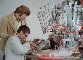 прикольная игрушка. главное ведь металлический палец не более 6 мм и попадает в рычаг выключателя который не более 5 мм. довольно высокая точность !
ЭЭх Россия нам бы руки в нужное русло направить и мы пендосов за пояс заткнем как с добрым утром!!! 
почему то сразу вспомнилась машина врмени