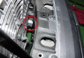 Датчик удара (аэрбаг) расположен как раз в месте удара об люк. 
Чтоб объяснить "на пальцах" электронный датчик подушек  можно сравнить со стеклянной колбой, которая разбивается при определенном усилии и вот когда этого усилия хватило , на то чтоб колба лопнула и происходит срабатывание. от скорости движения авто это не зависит.
Датчик удара является устройством, регистрирующем перегрузки, которым подвергается корпус автомобиля. Определённая сила перегрузок играет роль при принятии решения о срабатывании подушек безопасности. Также имеет значение на какой именно датчик приходится усилие.