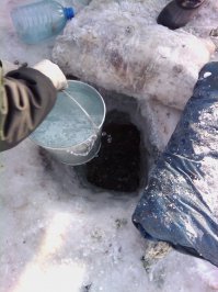 видимо яму копали еще три дня назад и не накрыли ее одеялом. морозы на дальнем востоке стоят не шуточные и промерзает хорошо. вот эту лунку накрыли ватным матрацем