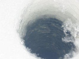 видимо яму копали еще три дня назад и не накрыли ее одеялом. морозы на дальнем востоке стоят не шуточные и промерзает хорошо. вот эту лунку накрыли ватным матрацем