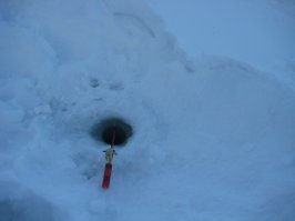 видимо яму копали еще три дня назад и не накрыли ее одеялом. морозы на дальнем востоке стоят не шуточные и промерзает хорошо. вот эту лунку накрыли ватным матрацем