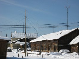 первая фото - старое здание аэропорта 
второе новое здание
для желающих полетать на АН 24 - приезжайте в Иркутск, Красноярский край (Это аэропорт Ванавара), Мирный (Якутия).там все настоящее!
 Пилот охотно позирует перед камерой.
хотя впервый раз тоже было желание переспросить про самолет (мы точно на самолете полетим)