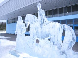 первая фото - старое здание аэропорта 
второе новое здание
для желающих полетать на АН 24 - приезжайте в Иркутск, Красноярский край (Это аэропорт Ванавара), Мирный (Якутия).там все настоящее!
 Пилот охотно позирует перед камерой.
хотя впервый раз тоже было желание переспросить про самолет (мы точно на самолете полетим)