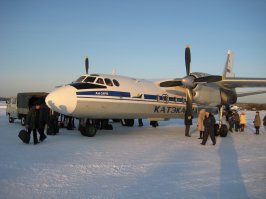 первая фото - старое здание аэропорта 
второе новое здание
для желающих полетать на АН 24 - приезжайте в Иркутск, Красноярский край (Это аэропорт Ванавара), Мирный (Якутия).там все настоящее!
 Пилот охотно позирует перед камерой.
хотя впервый раз тоже было желание переспросить про самолет (мы точно на самолете полетим)