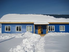 первая фото - старое здание аэропорта 
второе новое здание
для желающих полетать на АН 24 - приезжайте в Иркутск, Красноярский край (Это аэропорт Ванавара), Мирный (Якутия).там все настоящее!
 Пилот охотно позирует перед камерой.
хотя впервый раз тоже было желание переспросить про самолет (мы точно на самолете полетим)