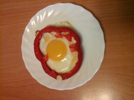 озаглавить надо :  "Рукожопый повар". 
у меня нормально получаются блюда которые я никогда не готовил. 
первая яичница - это подделка (розыгрыш на 1 апреля) вторая настоящая в болгарском перце