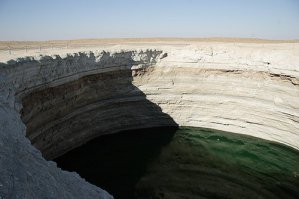 Невдалеке есть еще два таких кратера, но уже не горящих. На дне одного пузырится грязь светло-серого цвета.
В другом какая то зеленая жидкость. Местные не рекомендуют подходить близко.
Источник:
