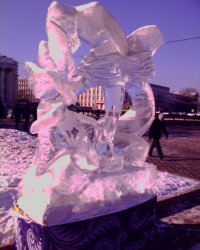 Эти фото сделаны в Иркутской области. там привозят лед с Байкала, он отличается особой прозрачностью и люди вояют с него то что душе угодно. вот некоторые их работы. хотя некоторые работы уже прилично подтаяли (весна.........)