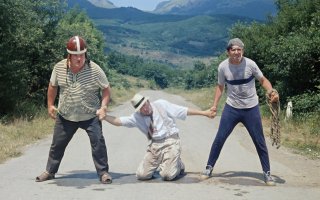 из другой картины, но добавлю !
уж больно гениальные актеры собрались !!!