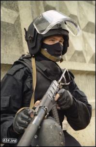 Почему бы в полном обмундировании не ходить?
Хороший броник, шлем, и допзащита... Ничего из этого не требует дополнительного разрешения.

А так получается, ходят полоуголые(мы крутые у нас опасная работа), стреляй в голову не хочу. Пускай стоит не так дешево все это, но по моему жизнь вообще не купишь, разве не так?