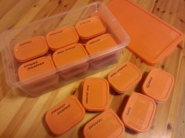 Моё решение. Все емкости купил в одном из магазинов большой сети, подобрал, что бы маленькие в большую ровно укладывались. Надписи- перманентный маркер. Цена вопроса- в пределах 500 рублей.