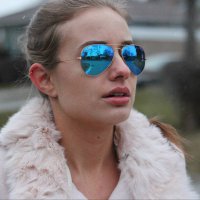 она же? Брови и родинка на шее.