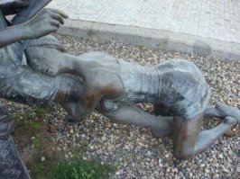 Это памятник возле одной из букмекерских контор Чехии. Жена плачет и обнимает ногу мужа, умоляя не ставить последние деньги на любимую команду.