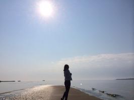 Вы первый, кто пожаловался на загороженный проход к Волге - сам замок не на берегу стоит, все свободно к Волге в Хрящёвке проходят, фотографии с пляжа выкладывают (свежие, буквально сегодня выложены). Если вы порт имеете в виду - так он для всех построен, здесь и яхтсмены могут чалиться (Хрящёвка вообще-то местный центр водного спорта) и туристические суда, когда комплекс заработает, может, со временем и трамвайчик рейсовый пустят - чтоб не только маршруткой можно было до села добраться.