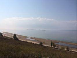 Вы первый, кто пожаловался на загороженный проход к Волге - сам замок не на берегу стоит, все свободно к Волге в Хрящёвке проходят, фотографии с пляжа выкладывают (свежие, буквально сегодня выложены). Если вы порт имеете в виду - так он для всех построен, здесь и яхтсмены могут чалиться (Хрящёвка вообще-то местный центр водного спорта) и туристические суда, когда комплекс заработает, может, со временем и трамвайчик рейсовый пустят - чтоб не только маршруткой можно было до села добраться.