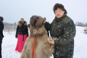 это дрессированный медведь Степан.я его знаю.его ещё в кино везде снимают.