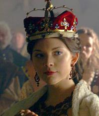 Не знаю, мне она очень нравится, лицо у нее не стандартное, но выразительное. В роли Анны Болейн она впечатлила