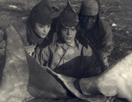 В двадцатые годы прошлого века был создан немой фильм "Красные дьяволята"! Мне удалось посмотреть его в детстве! Там "неуловимые" сражались с Махно! И среди них был не цыган а негр!