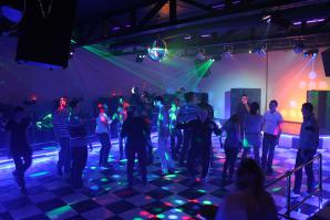 Веселые дискотеки в Подмосковье прекрасно дополнят собой насыщенную программу корпоративных мероприятий. Танцевальные вечера в "Жар-Птице"!!!
Добро пожаловать в глубинку))))