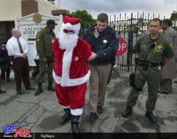 Не надо так с дедушкой... поберегите Дед Мороза до следующего года!