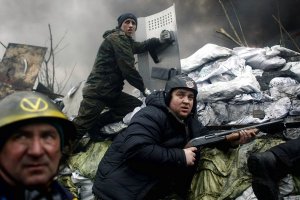 Однако оружие, всегда остается оружием!!!
Главный вопрос звучит всегда одинаково, кто держит его в руках? Если это профессионал, он по определению может претендовать на звание "снайпер"...
Если же это обычные обыватели, то их могут банально оправдать "Они же дети!"
Так в том-то и штука, что профессионалу необходимо такая экипировка, что бы максимально его маскировала - скрывала его профессионализм! Закос под дерево, куст, стог сена или пенек уже зачет профессионалу!   
А если он умело действовал в нестандартных условиях... То тут просто респект ему и место в "НЕБЕСНОЙ СОТНЕ".