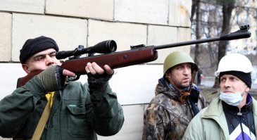 Честно говоря, хороший снайпер, как и художник, всегда от бога.
Чутье, чувство дистанции, обоняние и многое другое это все врожденное, от мамы с папой.))) 
Приобретаются и нарабатываются тактические навыки! Все вместе дает нужный результат, тогда не важно какой "кисточкой" создается "шедевр"...