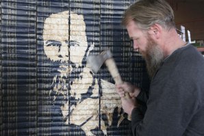 А вот и сам художник Василий Слонов.
Творит! 
А зачем еще книги нужны?