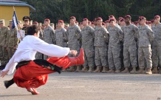 Не делайте из себя дурака уж окончательно! И так вас без смеха читать не возможно!))) 
У нас многие задаются вопросом нафига нам Украина как союзник в NATO...?
Упаси нас святая троица от таких союзничков... Пусть уж лучше дальше гопака танцуют перед нашими солдатами. Или ботинки можно разрешить наши чистить, но не более!))) Это я вам от всего сердца пишу. И пусть меня ваши укры минусуют.
НО ЭТО ПРАВДА!