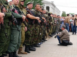 Если у кого-то есть вопросы
1.Кто есть ополценцы?
2.Откуда они берутся?
3.Кто воюет против ВСУ?
По сути ополчение сегодня это уже не просто куча разрозненных отрядов или банда наркоманов, именно так их представляет правящий режим в Киеве, сейчас можно говорить о том, что это скоординированная, дисциплинированная армия. Именно так. 
Частично в её состав входят добровольцы не только из России, в её рядах сражаются добровольцы из Сербии, Белоруссии, Франции, Германии, Израиля и даже Норвегии и т.д.
Но основная часть бойцов это местные жители Донбасса. Отрицать этот факт сейчас ну просто смешно. Меня можно минусовать, писать всякую лабуду, но факт остается фактом.))) ;)
В подтверждения своих слов могу предложить фотографии, можете мне поверить, что в интернете вы эти фотографии не найдете))).