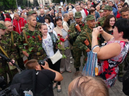 Если у кого-то есть вопросы
1.Кто есть ополценцы?
2.Откуда они берутся?
3.Кто воюет против ВСУ?
По сути ополчение сегодня это уже не просто куча разрозненных отрядов или банда наркоманов, именно так их представляет правящий режим в Киеве, сейчас можно говорить о том, что это скоординированная, дисциплинированная армия. Именно так. 
Частично в её состав входят добровольцы не только из России, в её рядах сражаются добровольцы из Сербии, Белоруссии, Франции, Германии, Израиля и даже Норвегии и т.д.
Но основная часть бойцов это местные жители Донбасса. Отрицать этот факт сейчас ну просто смешно. Меня можно минусовать, писать всякую лабуду, но факт остается фактом.))) ;)
В подтверждения своих слов могу предложить фотографии, можете мне поверить, что в интернете вы эти фотографии не найдете))).